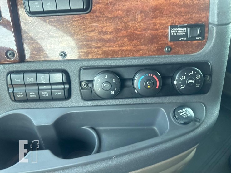 2015-freightliner-cascadia-113-image-28