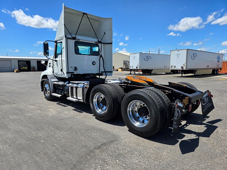 #16603-•-2016-mack-cxu613-day-cab-image-10