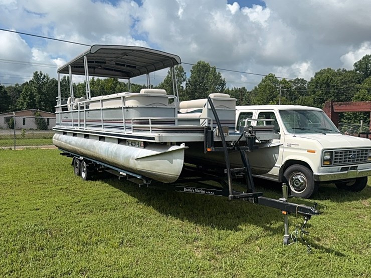 28-foot-pontoon-boat-image-2