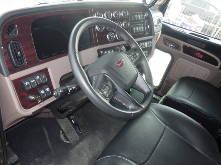 2023-peterbilt-389-image-9