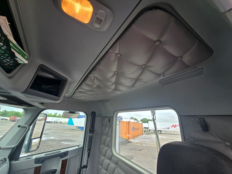 2018-freightliner-columbia-120-image-61