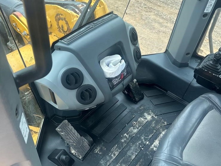 2020-deere-844l-image-34