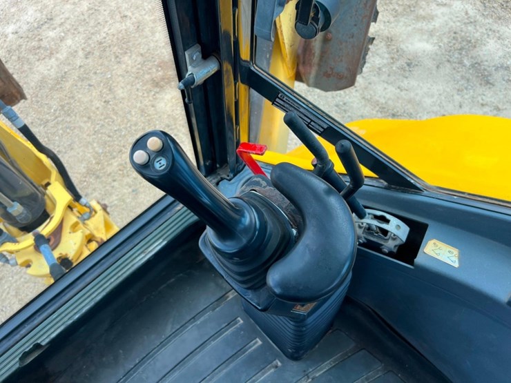 2011-new-holland-b95b-image-31