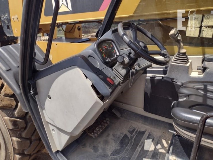 2017-caterpillar-tl1055d-image-10