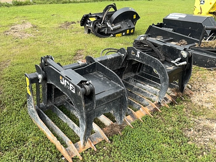 2022-jcb-brush-grapple-image-1