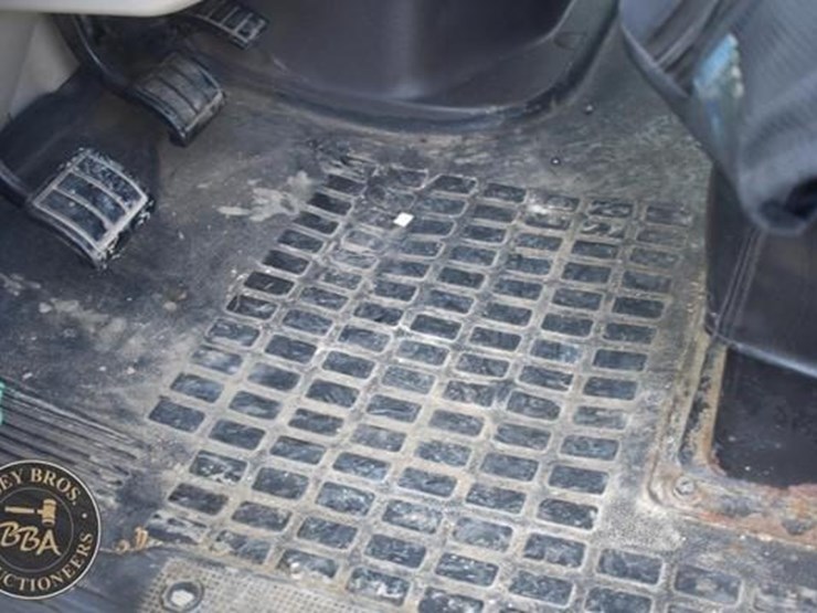 2014-volvo-vnl64t670-image-56