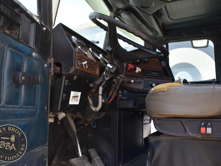 1999-freightliner-fld112-image-54