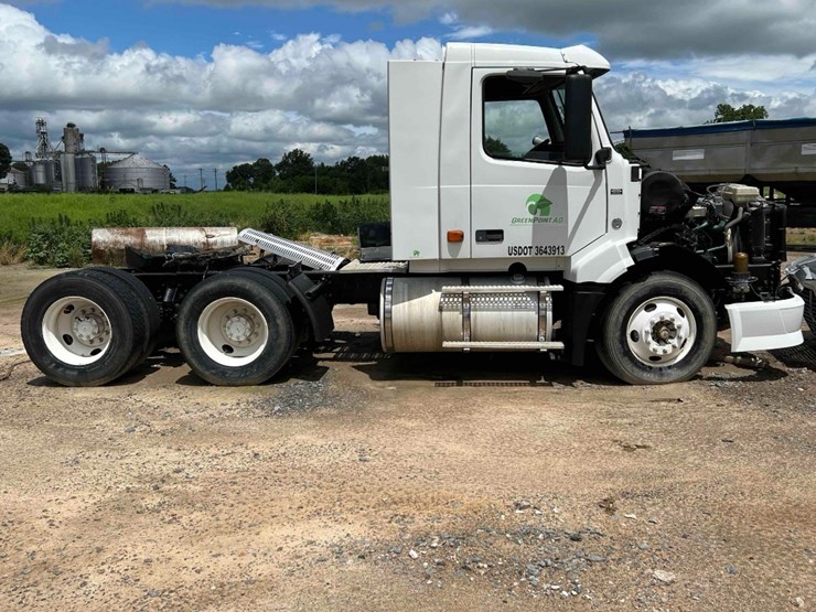 2007-volvo-vnl-truck-tractor-image-1