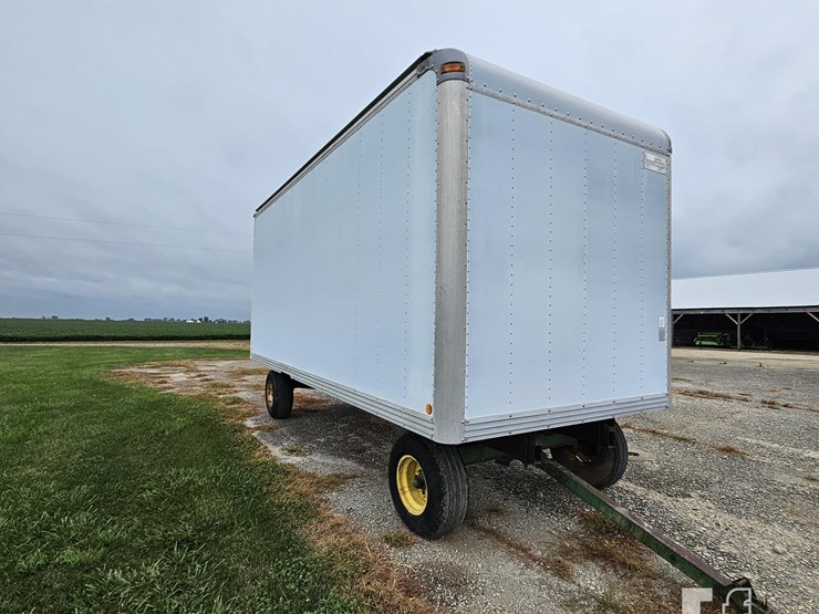 us-truck-body-on-john-deere-running-gear-image-2