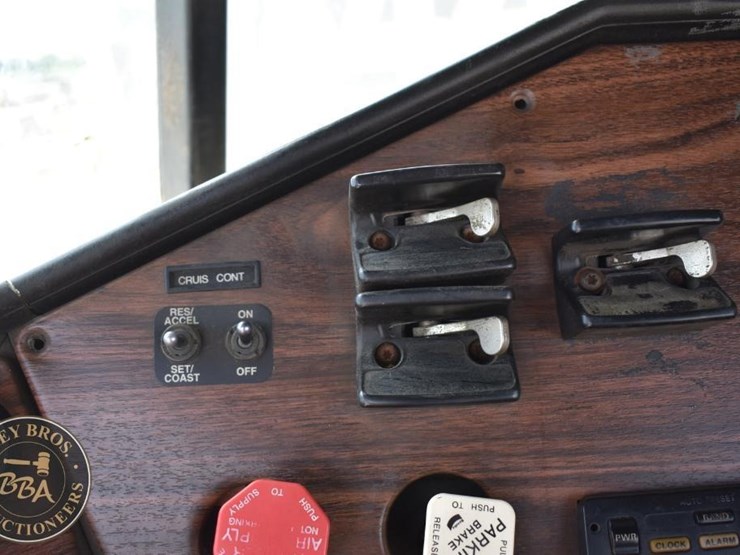 1999-freightliner-fld112-image-65
