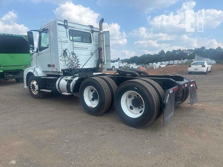 2008-volvo-vnl64t300-image-26