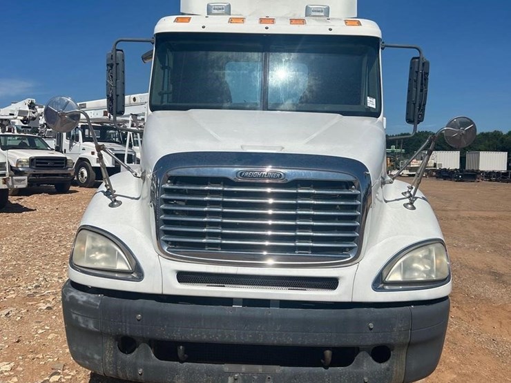 2006-freightliner-columbia-120-image-26