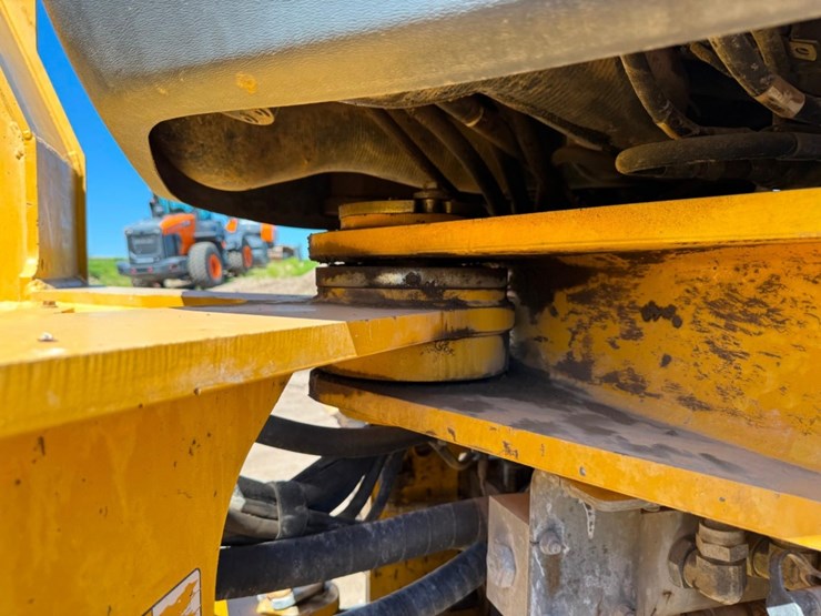 2013-deere-824k-image-17