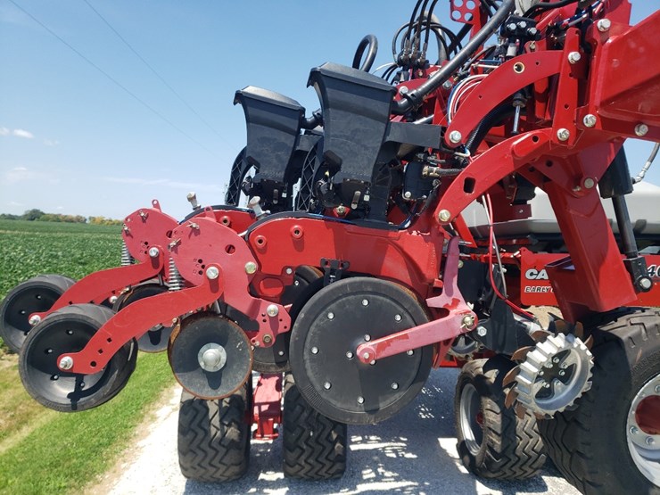 2023-case-2140-12/23-pivot-planter-image-5