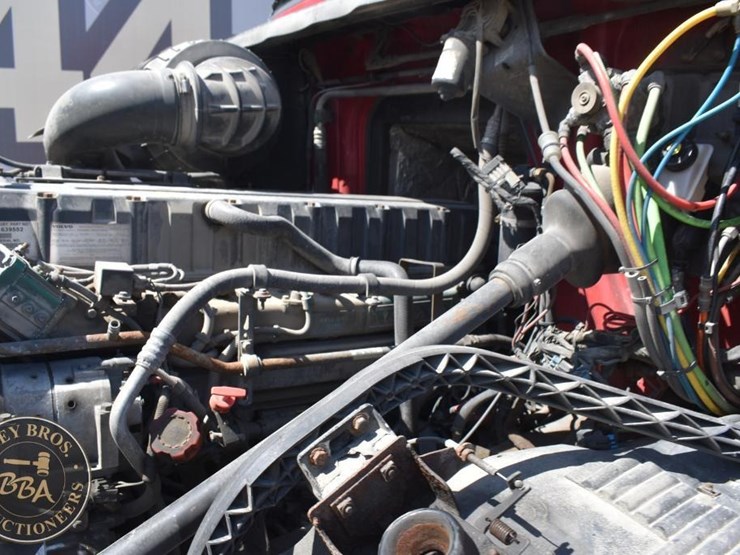 2005-volvo-vnl64t670-image-34