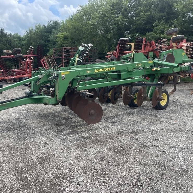 2002 JOHN DEERE 2700