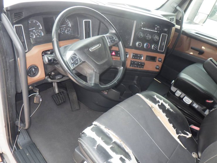 2024-freightliner-cascadia-126-image-8