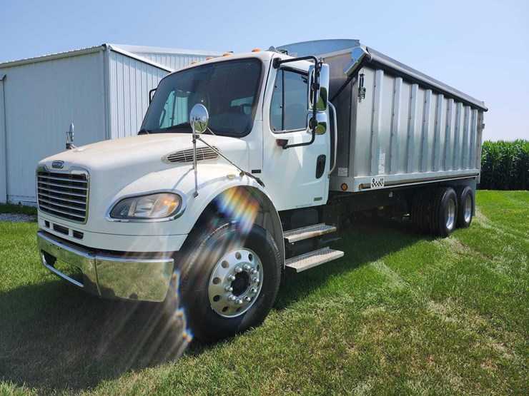 2007-freightliner-business-class-m2-tandem-truck-image-1