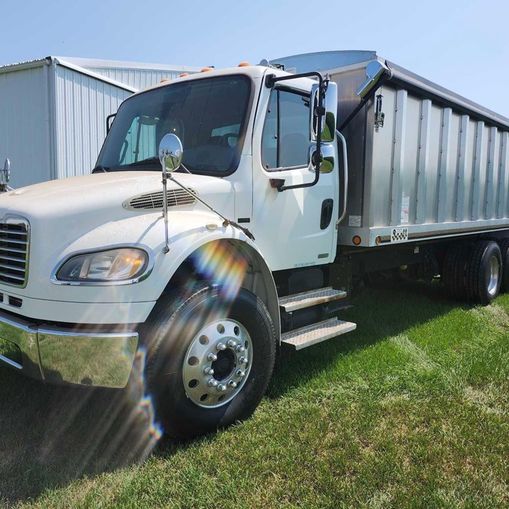 2007 Freightliner Business Class M2 tandem truck