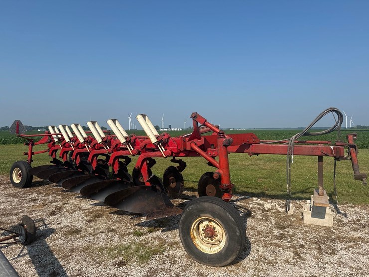 6x18-ih-720-on-land-plow-image-1