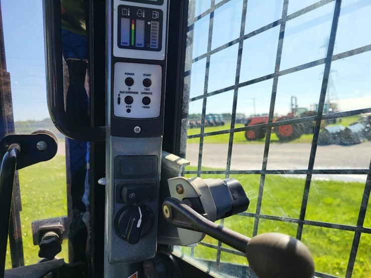 2014-new-holland-l216-image-37