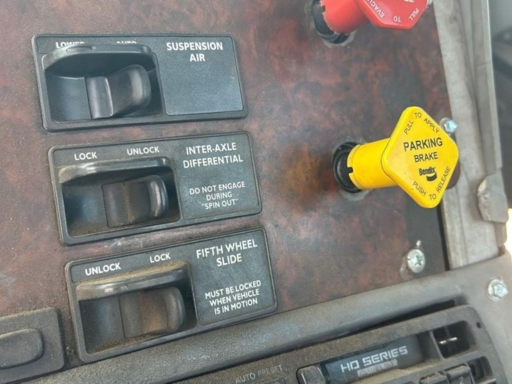 2001-freightliner-century-120-image-35