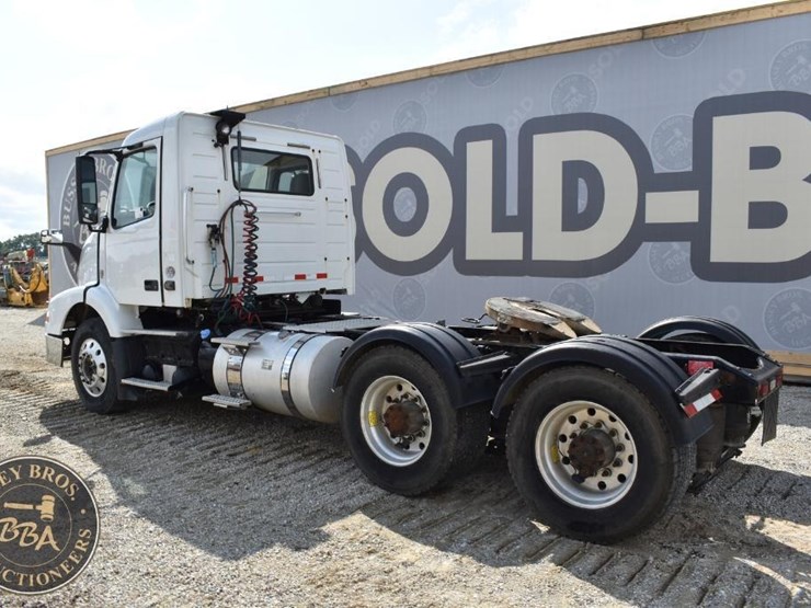 2015-volvo-vnm64t200-image-12