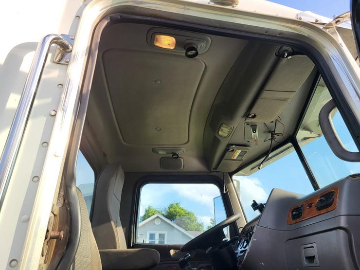 2008-peterbilt-384-image-61