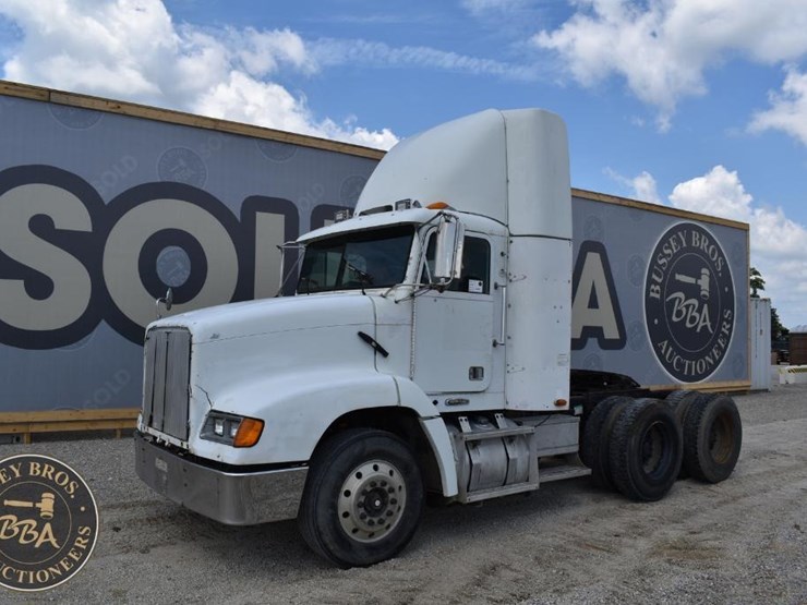 1999-freightliner-fld112-image-1