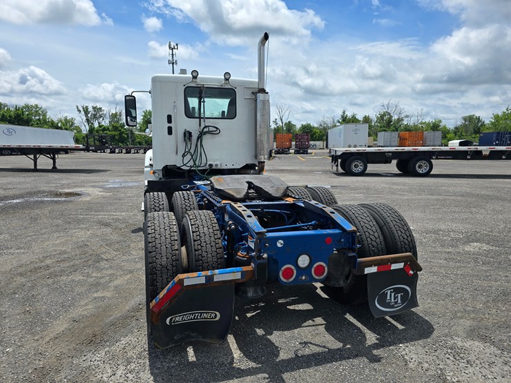 2020-freightliner-columbia-120-image-14