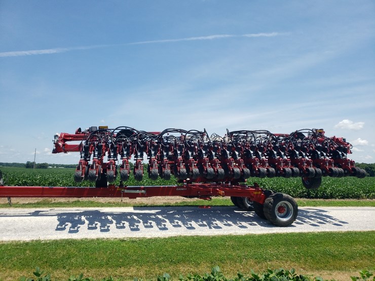 2023-case-2140-12/23-pivot-planter-image-1