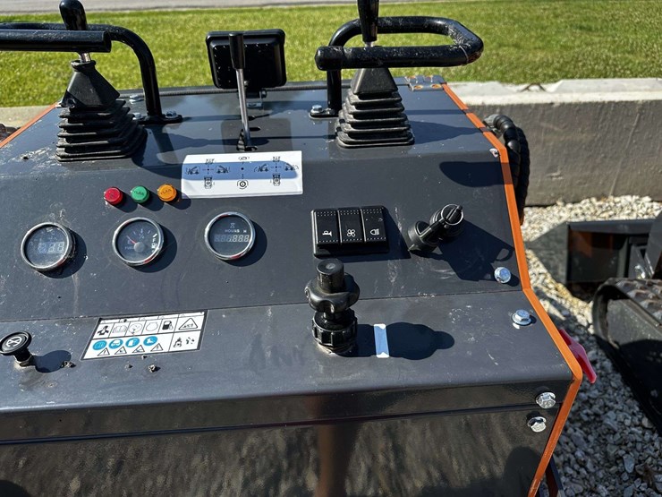 mini-skid-steer-image-10