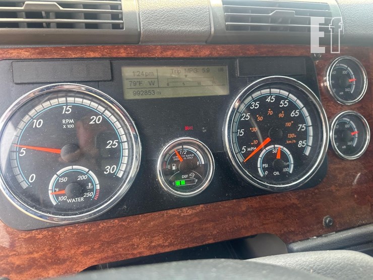 2015-freightliner-cascadia-125-image-29