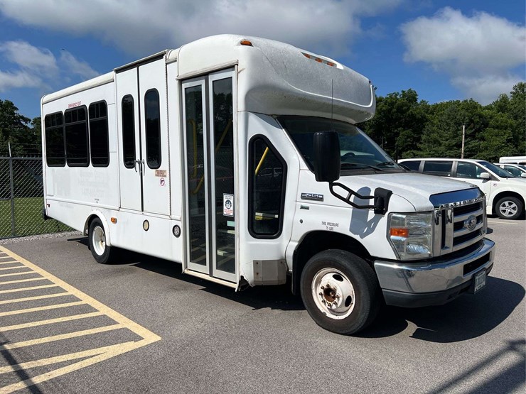 2014-ford-e450-image-1