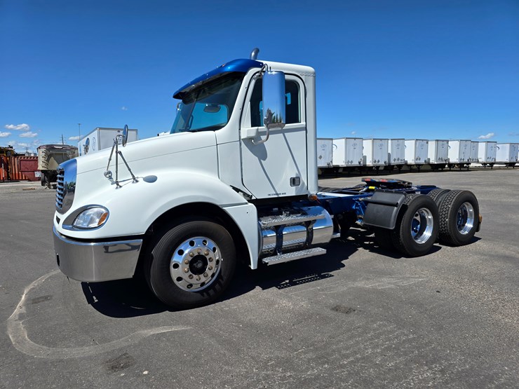 2020-freightliner-columbia-120-image-7