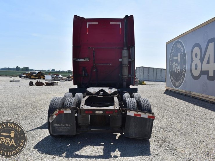 2005-volvo-vnl64t670-image-13