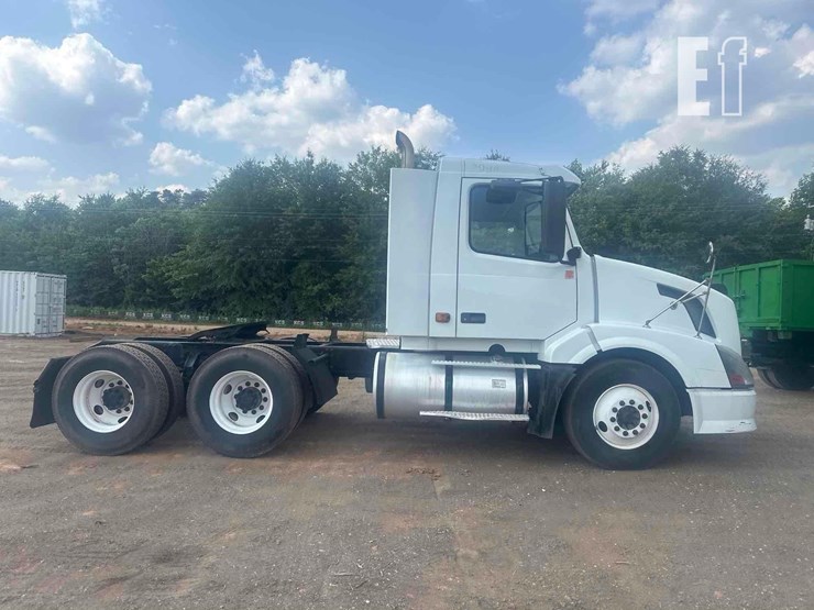 2008-volvo-vnl64t300-image-23