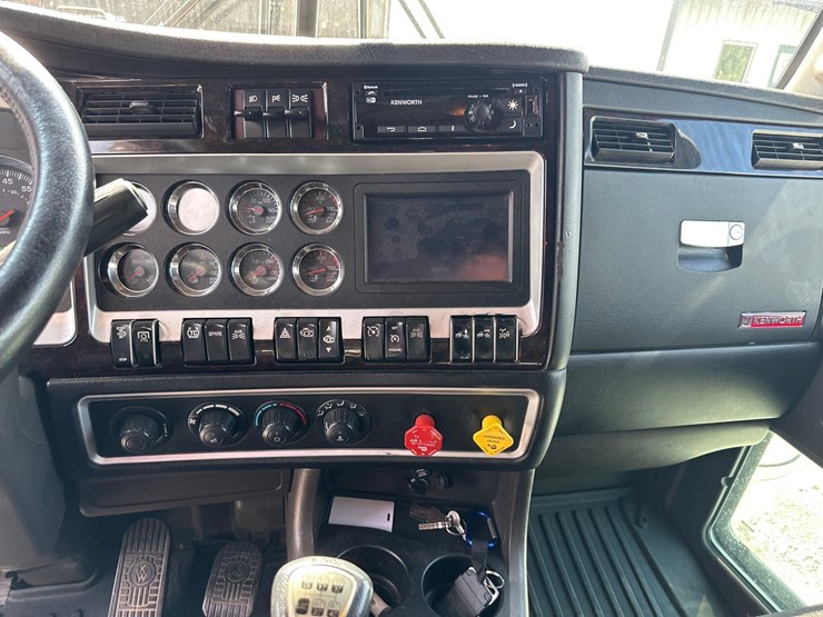 2019-kenworth-w900l-image-48