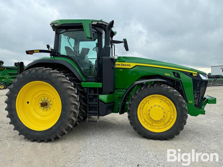 2023-john-deere-8r-250-image-4