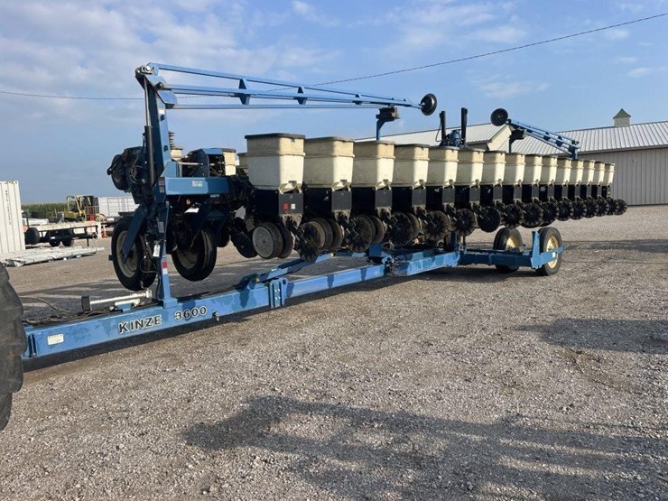 2001-kinze-3600-image-1