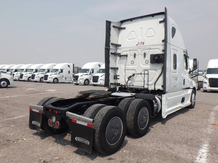 2023-freightliner-cascadia-126-image-5