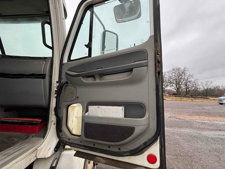 2009-freightliner-columbia-120-image-58