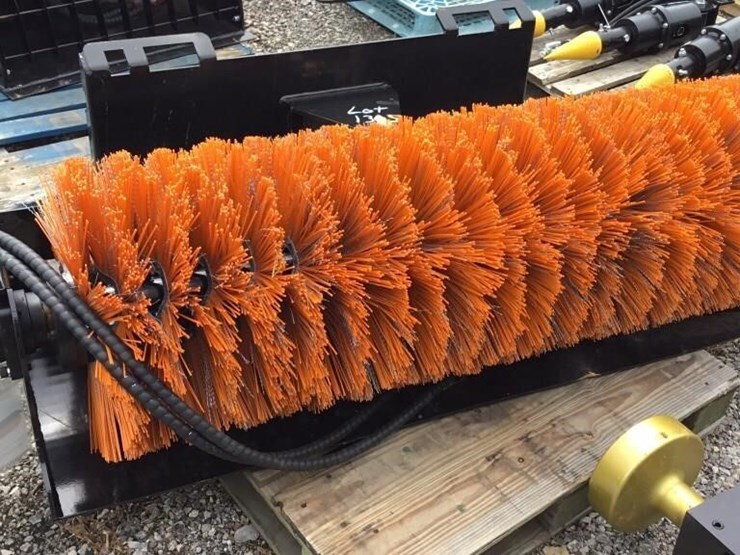new-giyi-skid-steer-sweeper-image-5