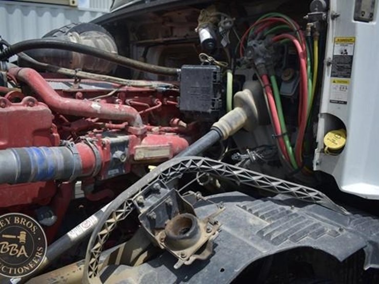 2014-volvo-vnl64t670-image-16