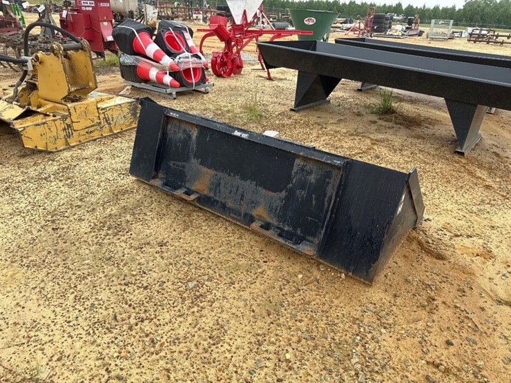 104---tomahawk-66"-skid-steer-bucket-image-4
