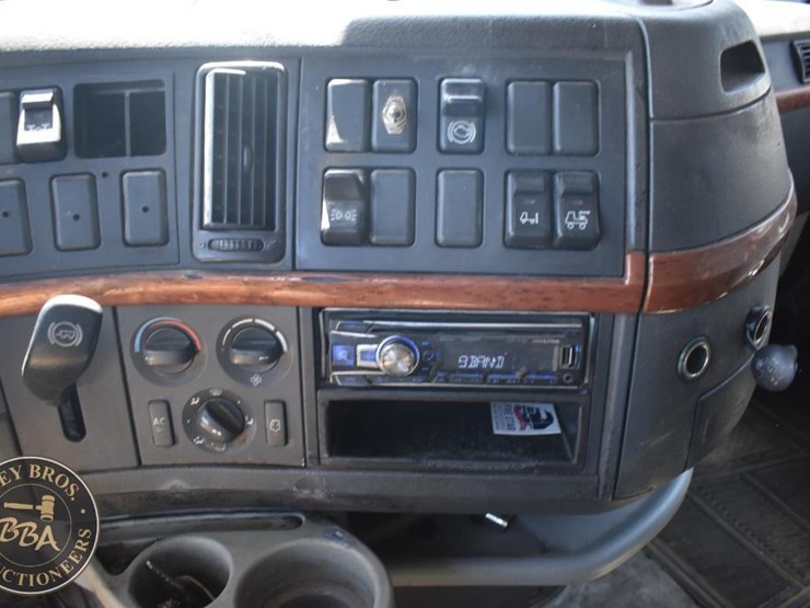 2005-volvo-vnl64t670-image-59