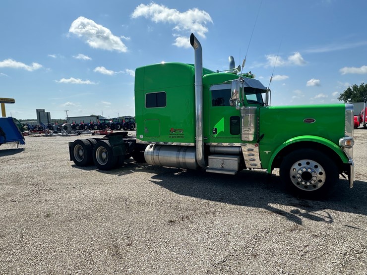 2015-peterbilt-389-image-1