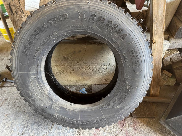 #1414-•-1---295/75r22.5-tire-image-1