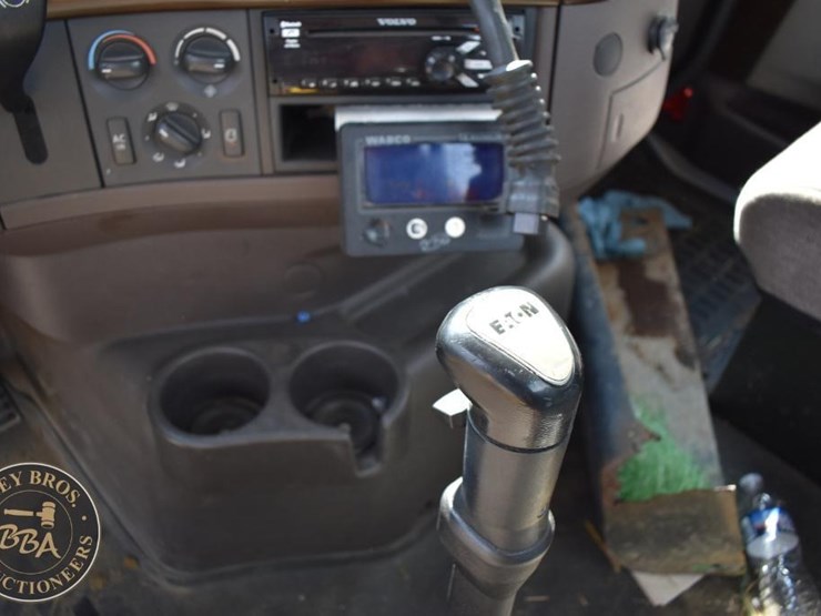 2015-volvo-vnm64t200-image-54