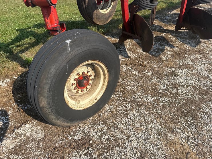 6x18-ih-720-on-land-plow-image-13